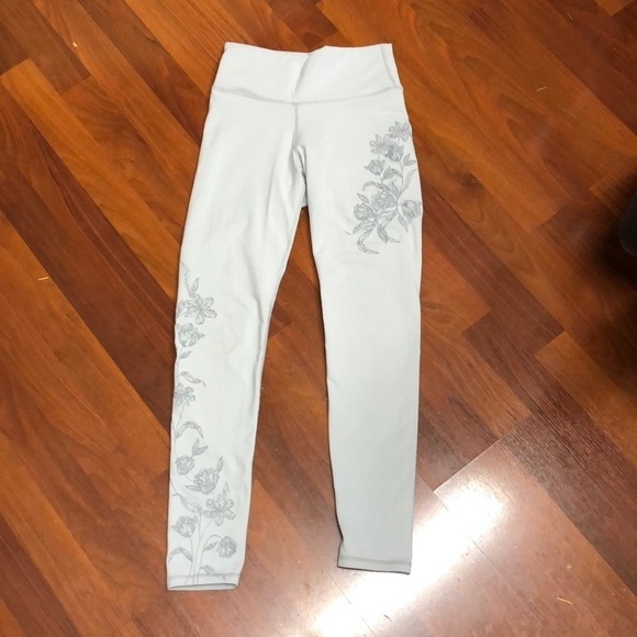 Fabletics Drea Rise Up Embroidered High Waisted Active Leggings Gray XXS - Picture 2 of 11